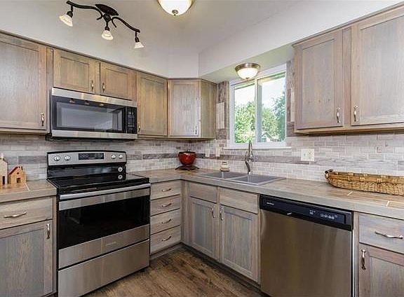 5th image of 6 Oak Hill Ln