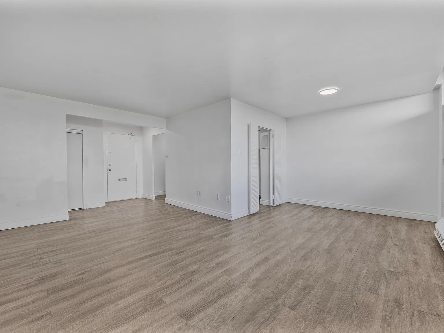 65 Thorncliffe Park Drive Toronto — Photo 4
