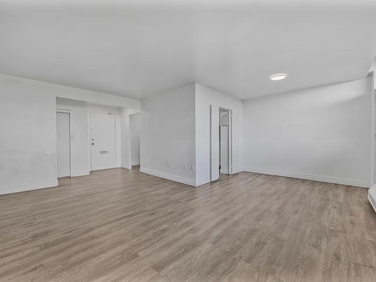 65 Thorncliffe Park Dr #906 — Photo 4