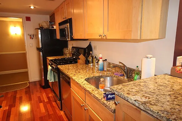 Studio, 700 sqft, $2,700 — Photo 3