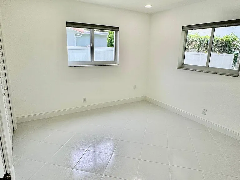 1200 SW 12th Ter — Photo 12
