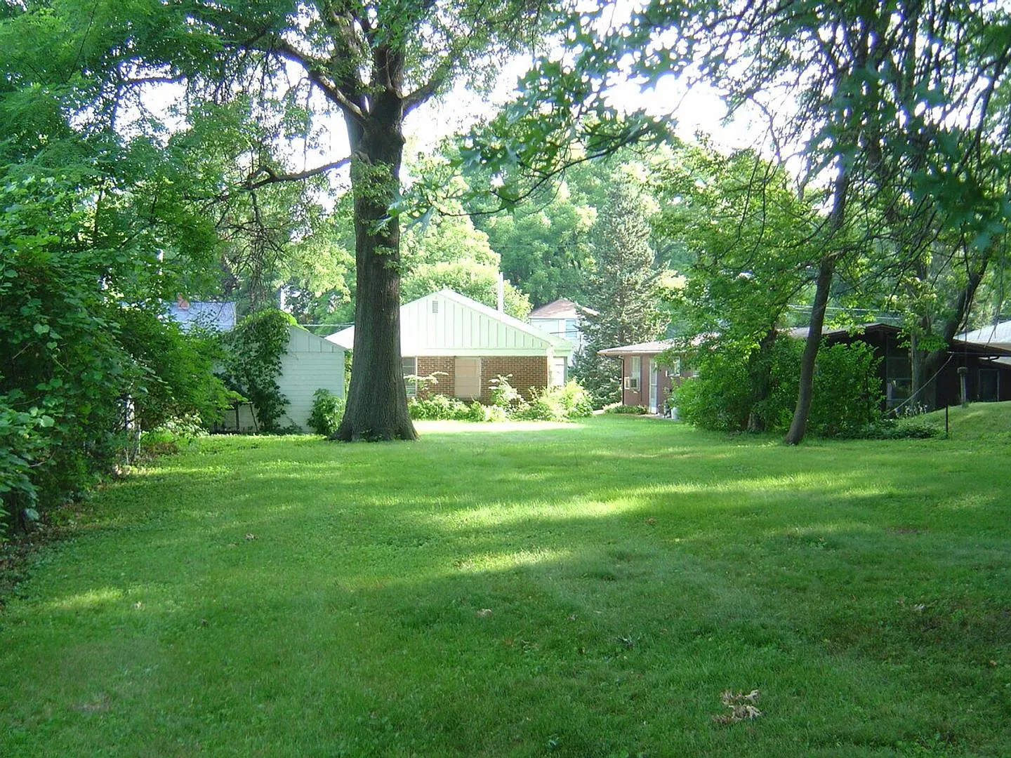 New Listing - Available Now Adorable 3 Bedroom Home Just North Of Uihc, Va, And Dental School — Photo 2