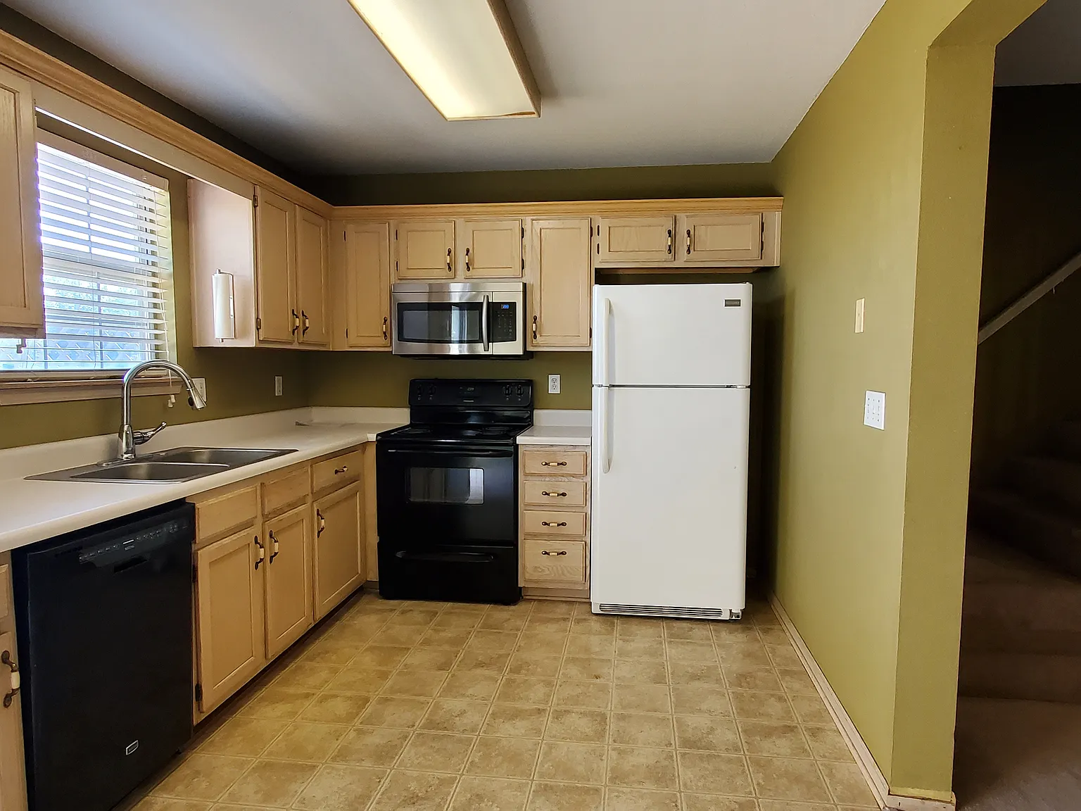 2 bed, 2.5 bath, 1384 sqft, $1,350 — Photo 3