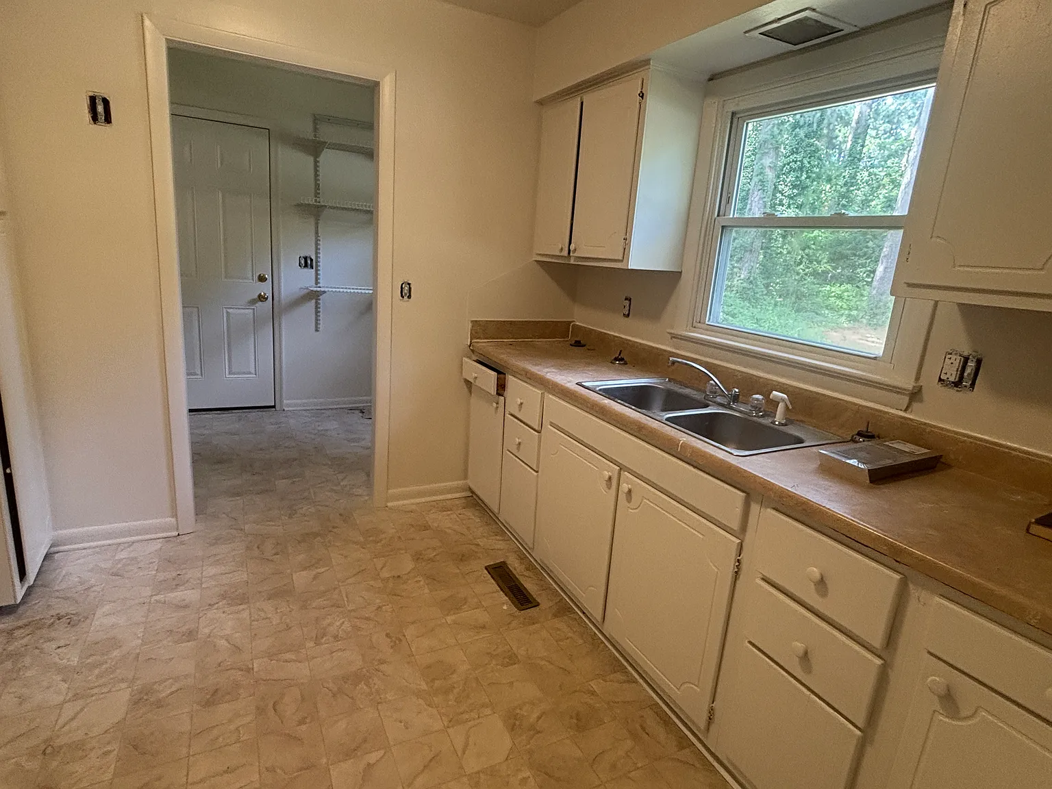 3 bed, 912 sqft, $1,400 — Photo 2