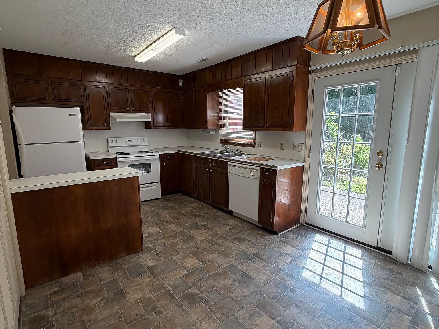 2 bed, 1.5 bath, 1152 sqft, $1,050 — Photo 3