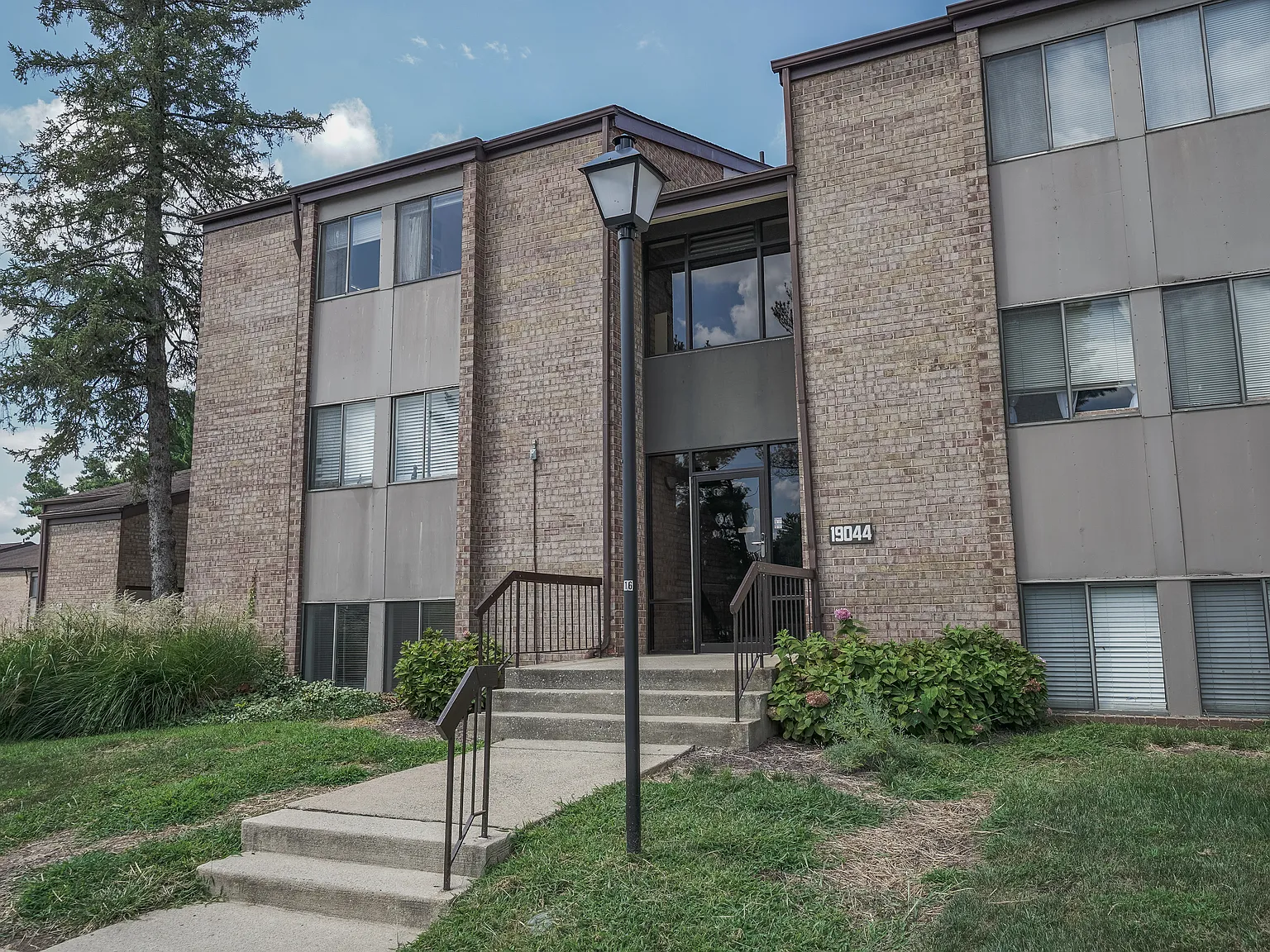 2 bed, 1121 sqft, $2,100 — Photo 2