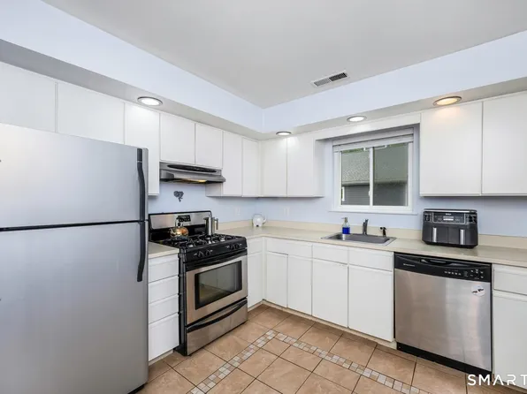215 Windgate Circle #E, Monroe, CT 06468