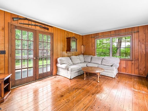 4th image of 7 Fox Chase Ln