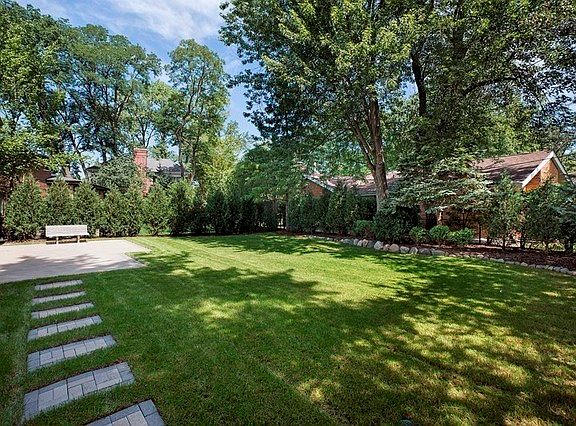 2nd image of 883 Oak Dr