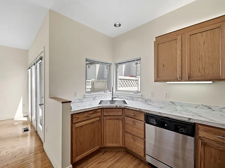 251 Carron St — Photo 11