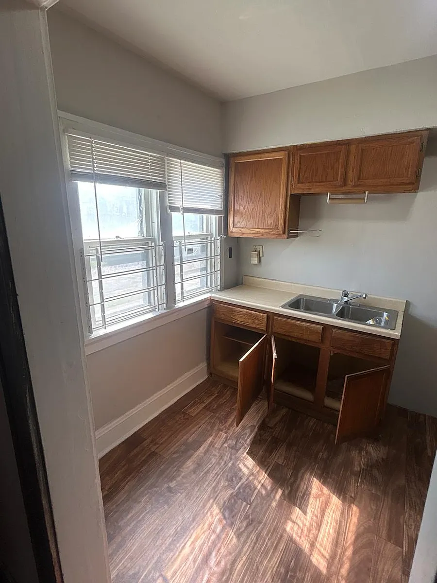 Building Photo - 1216 Lakefront Ave #2