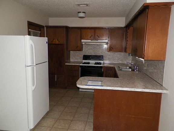 5th image of 3207 NE Pioneer Blvd