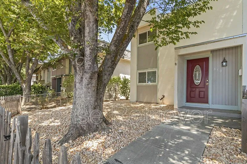 850 Sequoia Blvd