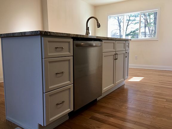 5th image of 28 Bauer Dr