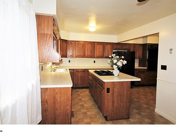 3rd image of 387 Hobart Dr