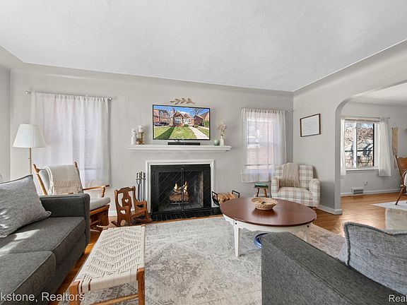 3rd image of 5928 Yorkshire Rd