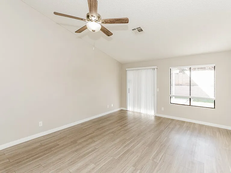 141 Emden Dr — Photo 4