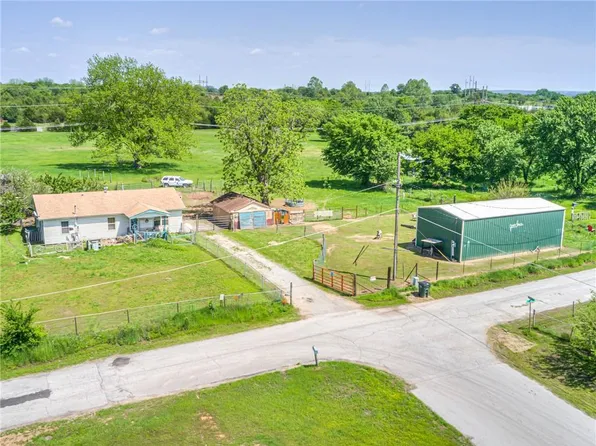 1421 S Cedar St, Bristow, OK 74010