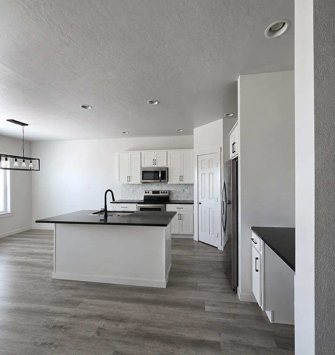 3 bed, 1858 sqft, $2,195 — Photo 4