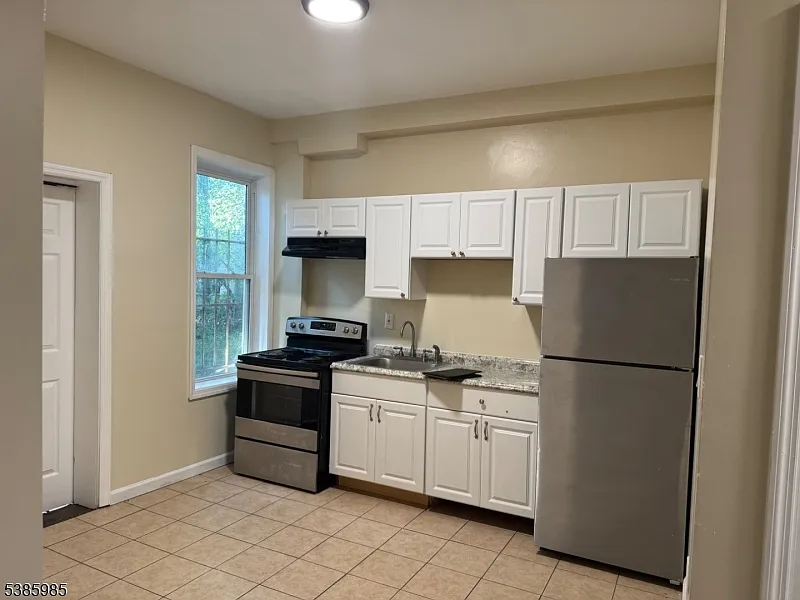2 bed, 1.0 bath, $1,850 — Photo 2