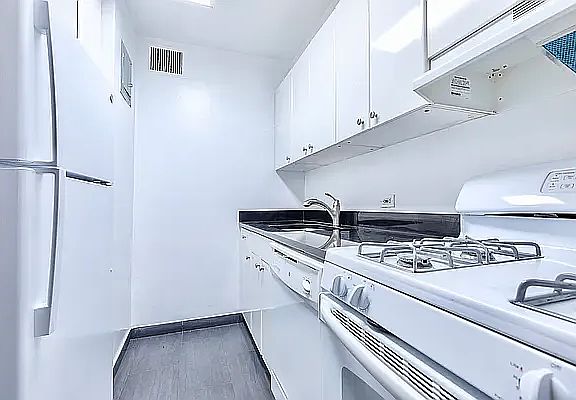 3rd image of 330 E 46th St APT 12T