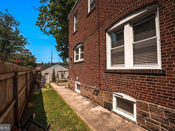 5th image of 1719 Powell St