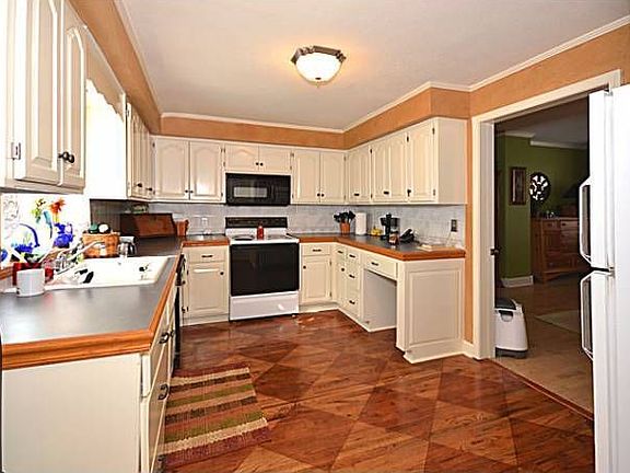 Kitchen w/Pantry
