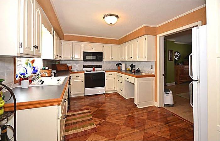 Kitchen w/Pantry