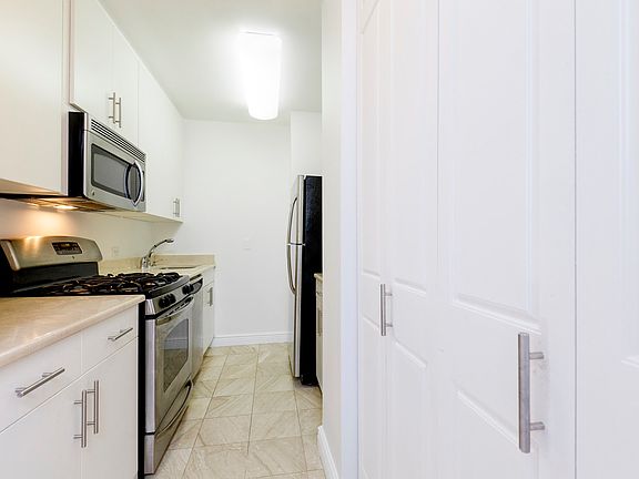 4th image of 30 W 63rd St APT 6R