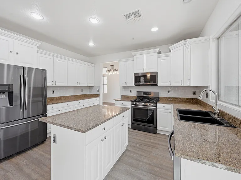 12175 W Chase Ln — Photo 7