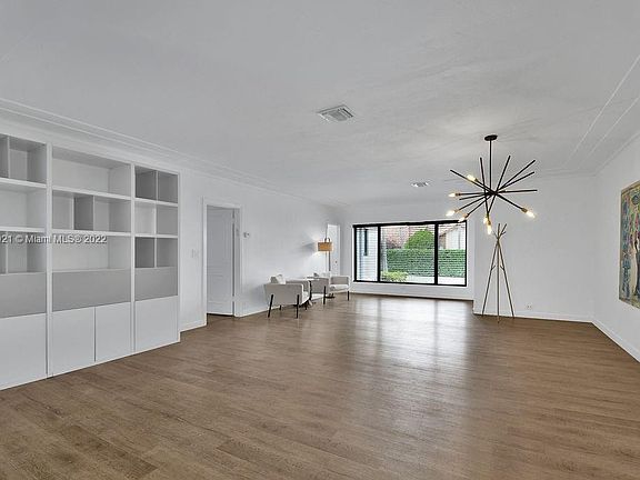 4th image of 147 Camden Dr #1