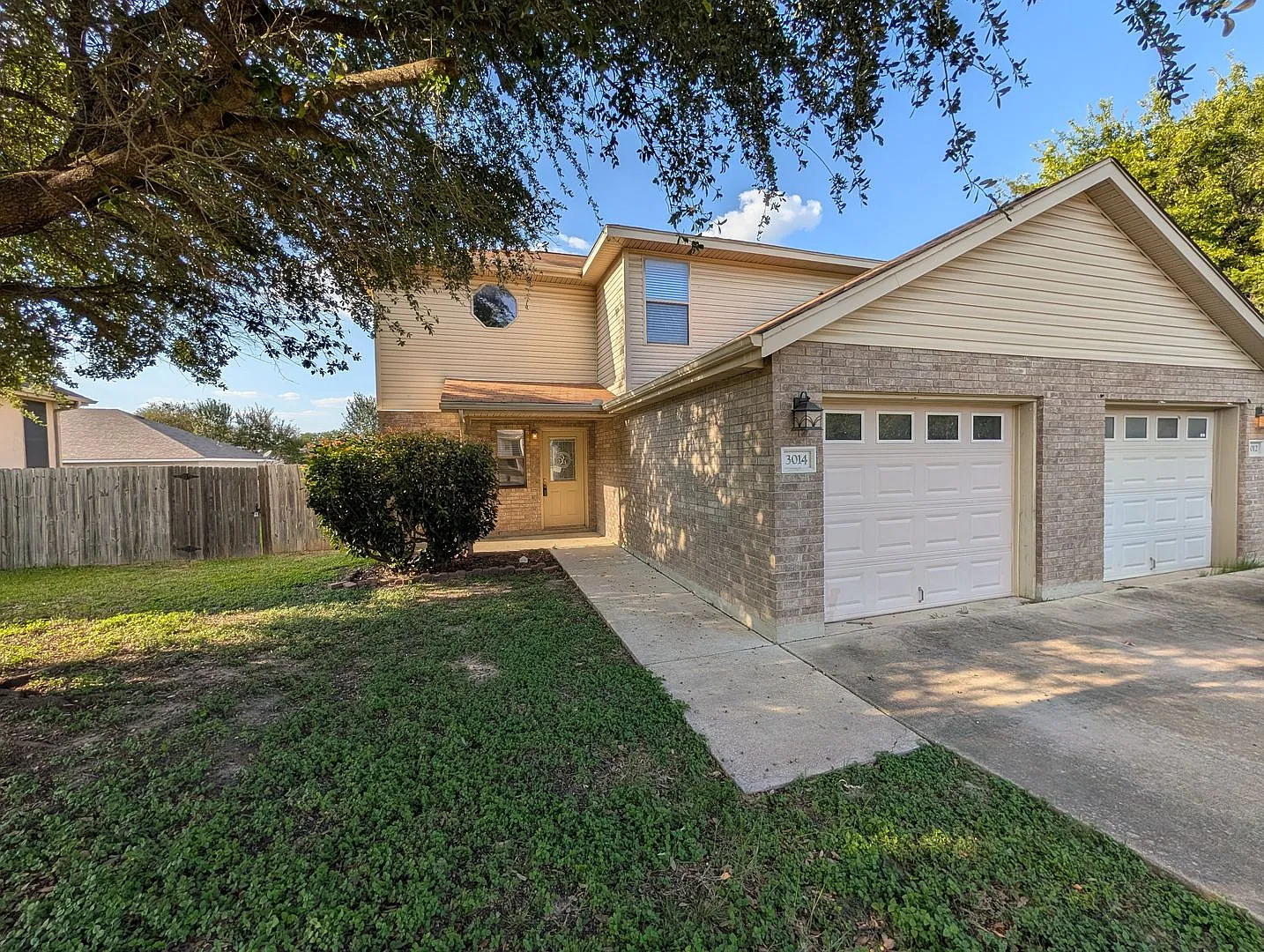 2/2.5/1 / Easy access to I35 / Large Fenced in Backyard with Covered Patio / Fridge Included / CI... — Photo 2