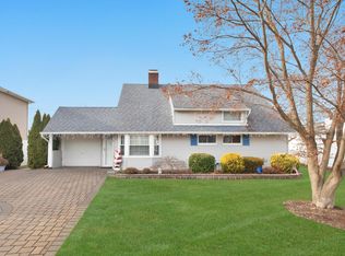28 Lion Ln, Westbury, NY 11590