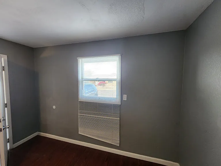 10039 N 8th Ave — Photo 5