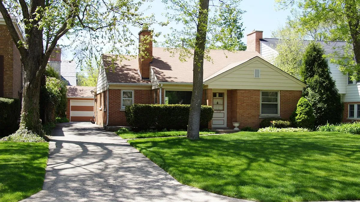 1229 Middlebury Ln photo 1