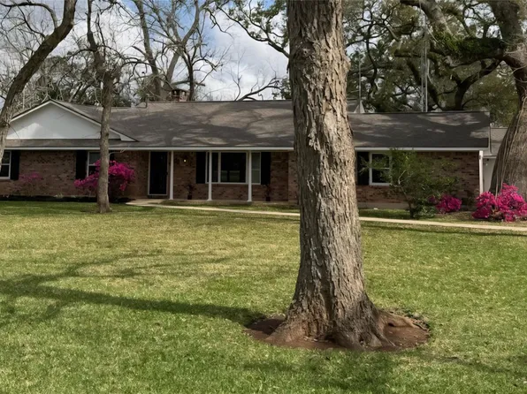 108 Van Winkle St, Lake Jackson, TX 77566