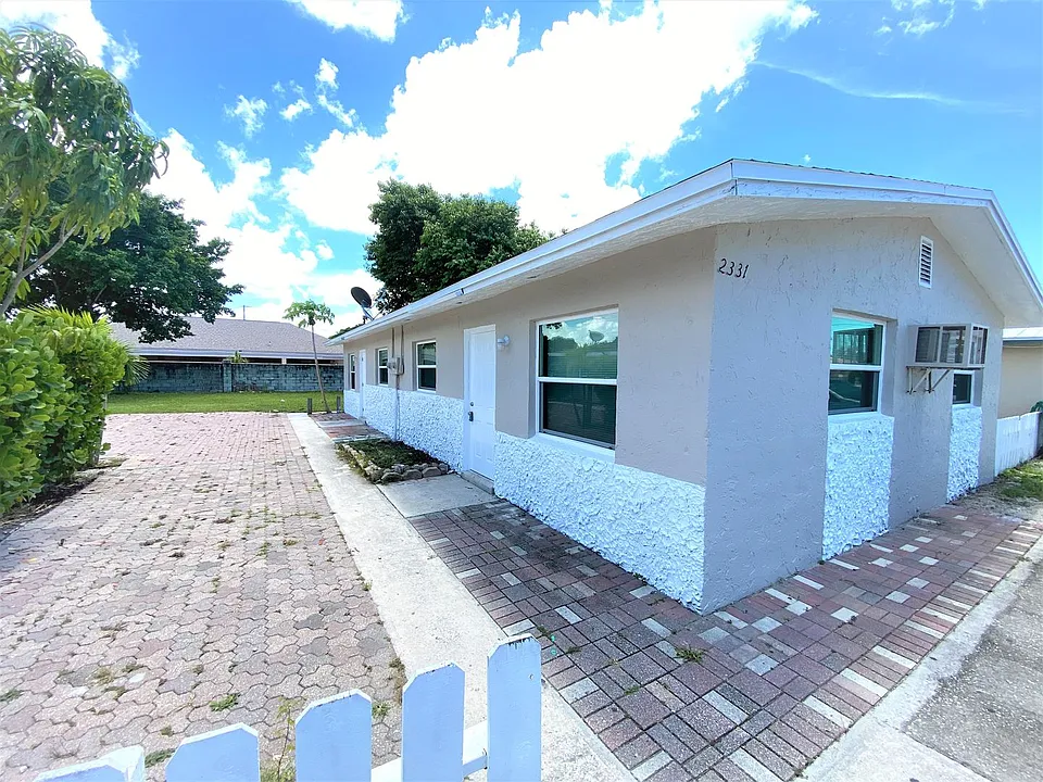 P (2347 Bayside St)