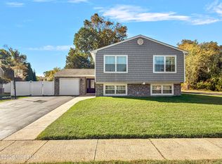 2 Hearth Ct, Howell, NJ 07731
