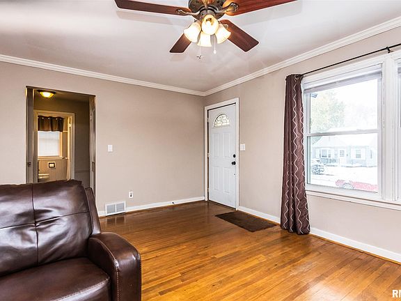 4th image of 901 E Fairoaks Ave