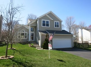 160 Lake Dr S, Algonquin, IL 60102