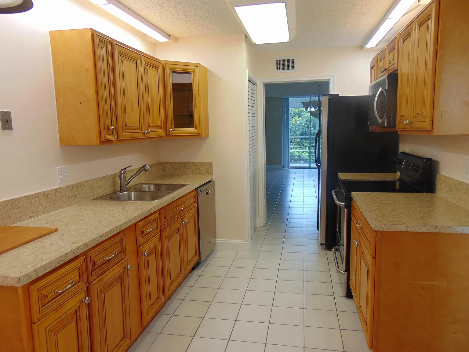 2 bed, 2.0 bath, 1222 sqft, $1,800 — Photo 2