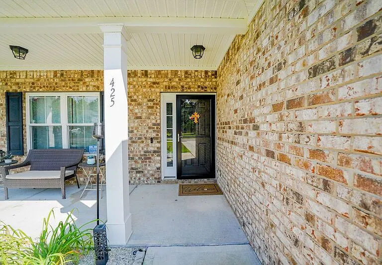 425 Wicklow Dr — Photo 3