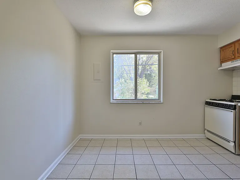 184-194 E Duncan St — Photo 14