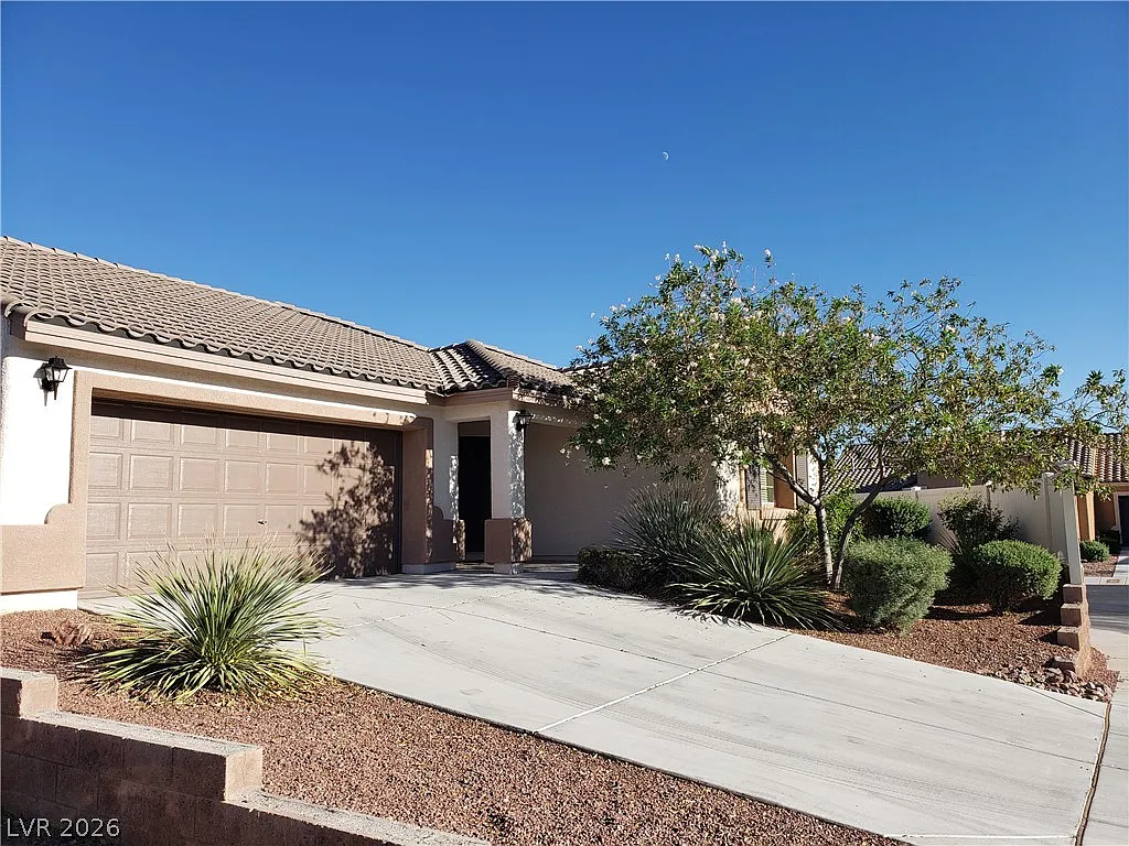 3 bed, 2.0 bath, 1235 sqft, $1,900 — Photo 4