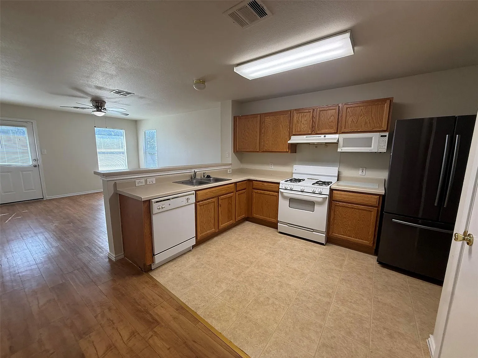 3 bed, 2.0 bath, 1288 sqft, $1,695 — Photo 3
