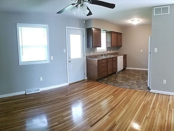 5th image of 216 S Lincoln St