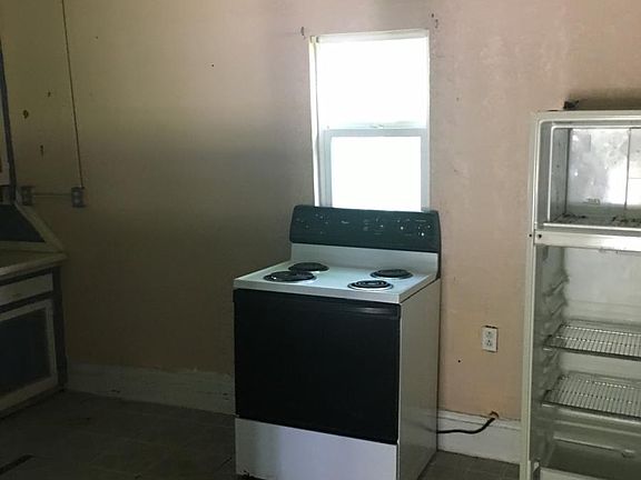 4th image of 301 E Bird St