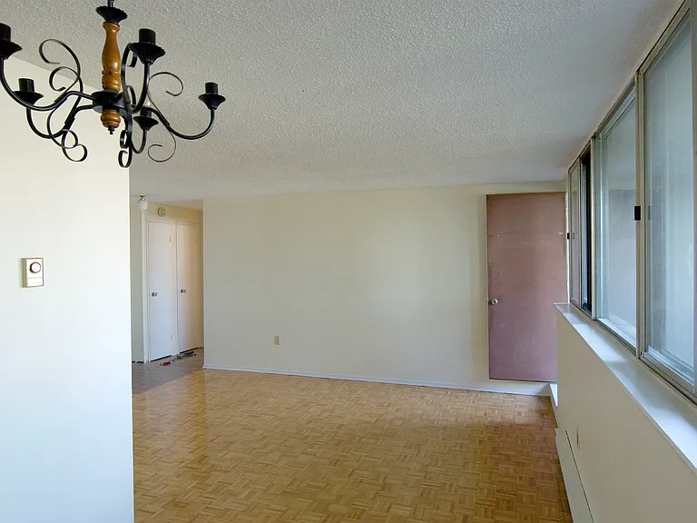525 Saint Lawrence St — Photo 7