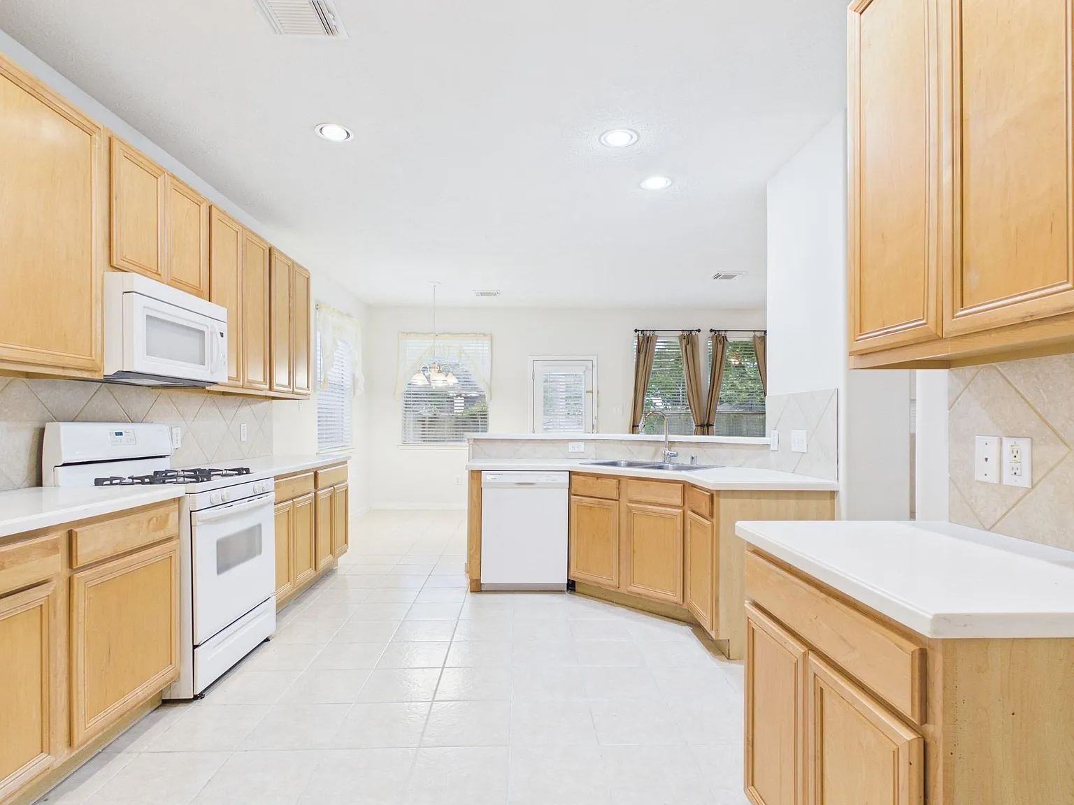 4 bed, 3.5 bath, 3029 sqft, $2,550 — Photo 2