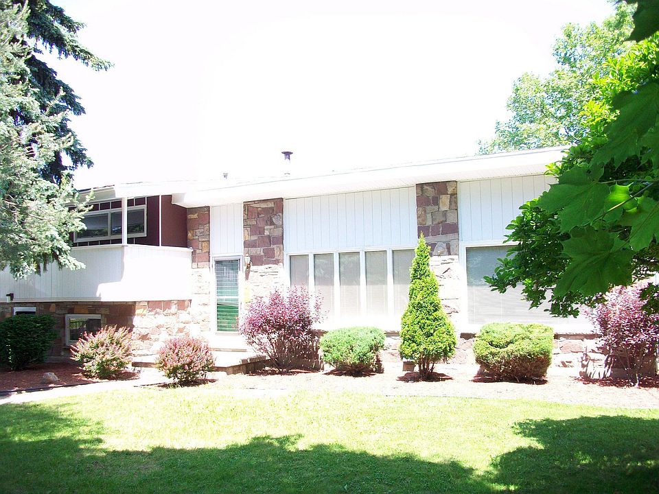 2,588 sq ft Split level